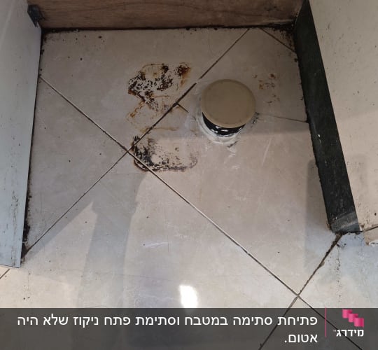צינור ניקוז וקדח בדופן ארון כהכנה לנקודת אינסטלציה